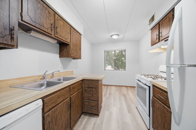 Building Photo - 13913 Laramie Ave