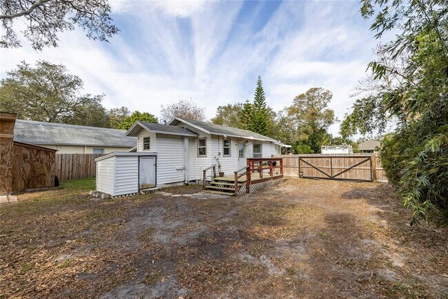 Building Photo - 2540 18th Ave N