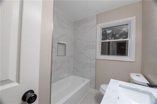 Building Photo - 2431 Crestview Ave