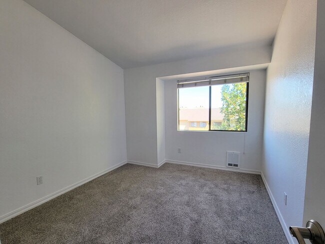 Building Photo - Newly updated condo in Sunn Fjord, close to everything!