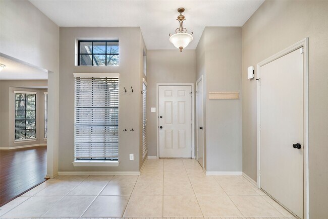 Building Photo - 2 Village Knoll Pl