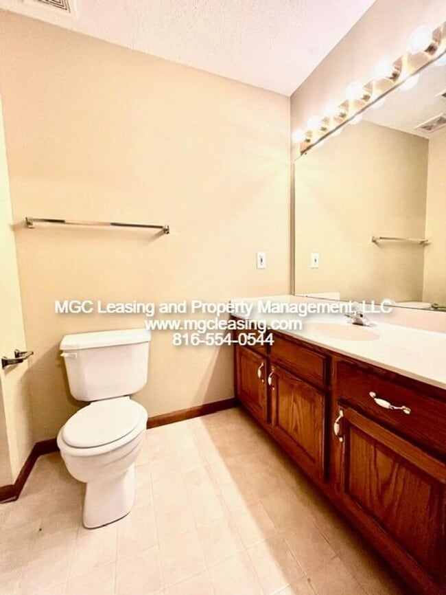 Building Photo - Charming Raymore Retreat with Extra Storage!