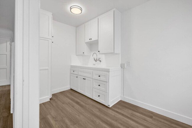 Building Photo - Newly Renovated Studio on 2nd Street- Alamitos Beach