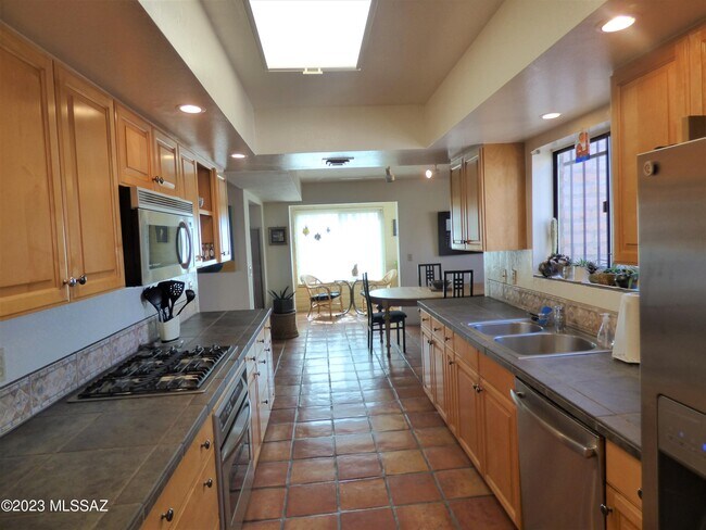 Building Photo - 5300 N Montezuma Trail