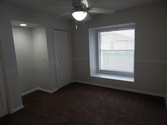 Building Photo - 132 SW Elderberry Dr