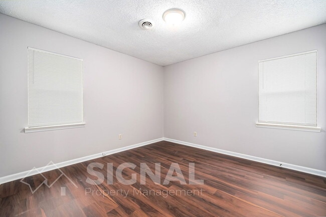 Building Photo - 515 8th Ave SW