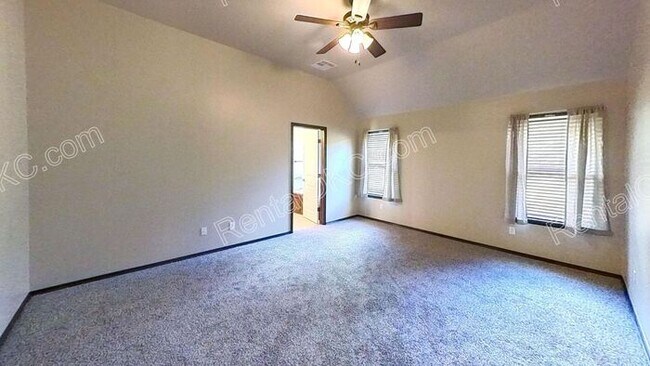 Building Photo - Large Lot, Big Space