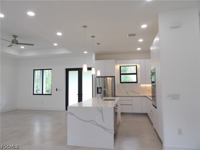 Building Photo - 174 Ocean Park Dr