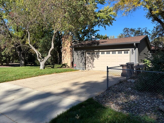 Building Photo - Beautiful 4-Bedroom, 2-Bathroom Home in Ed...