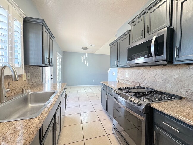 Building Photo - Gorgeous 5bed/3bath Refrig A/C with 2 Master Bedrooms!