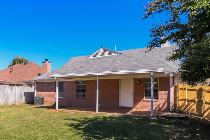 Building Photo - 2125 Oak Springs Dr