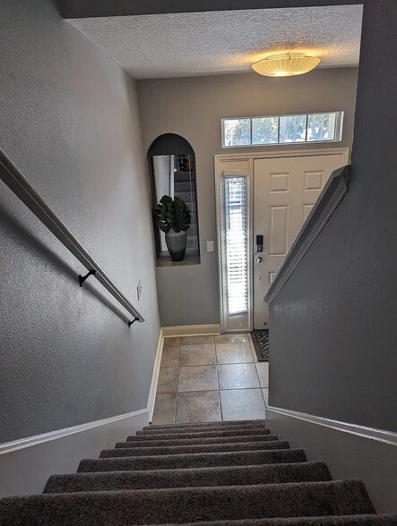 Building Photo - 3046 Pointeview Dr