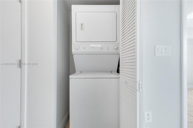 Building Photo - 1800 N Bayshore Dr