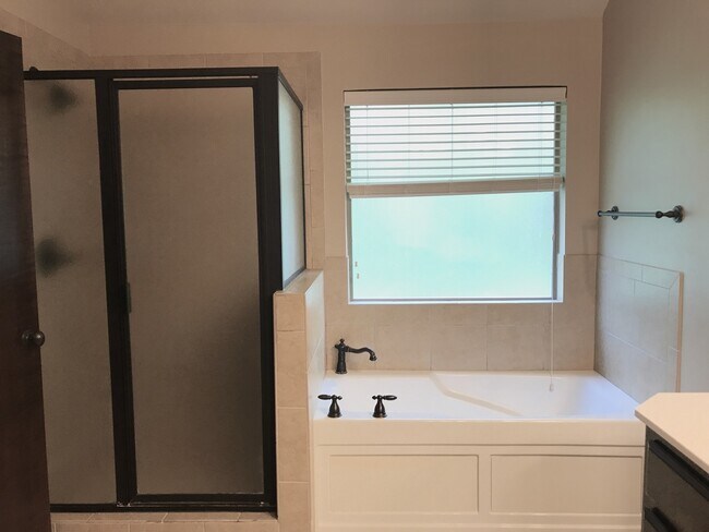 Building Photo - 3 bd/2 ba on Half acre - Edmond Schools