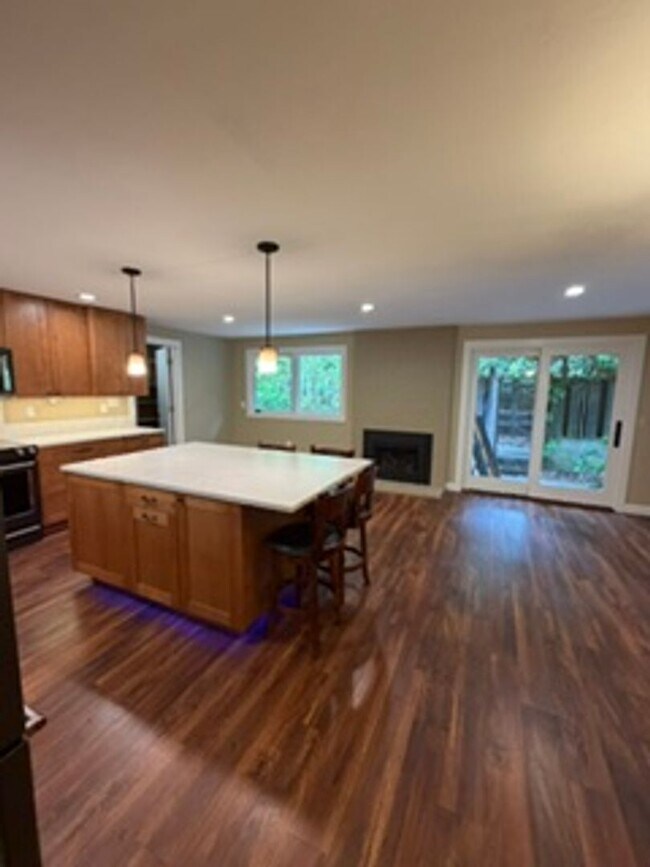Building Photo - Charming, Spacious, Updated Home in Lake Oswego!