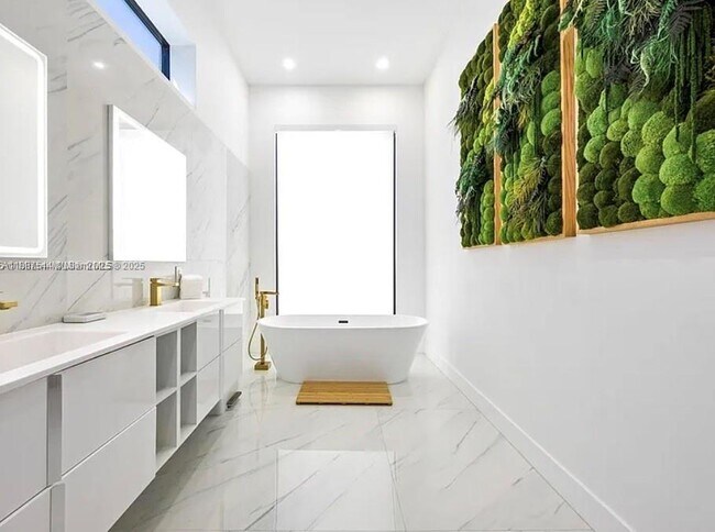 Building Photo - 2225 NE 19th St