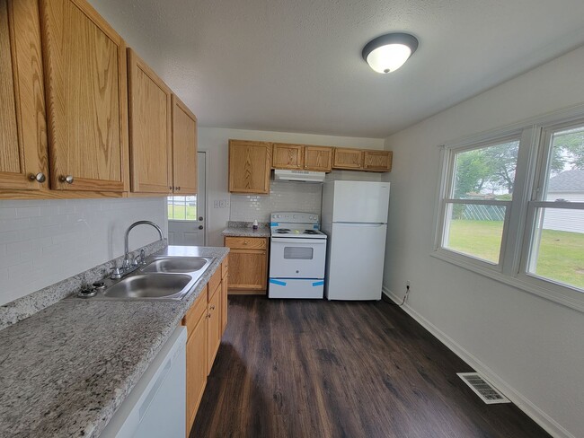 Building Photo - 3BR/1BA w/Garage -3011 Mission Road