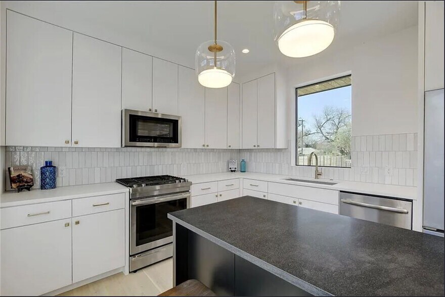 Building Photo - 2423 Wilson St