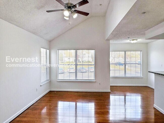 Building Photo - 2 Bed/1 Bath Condo with In-Unit Laundry / Pet-Friendly / Vouchers Accepted / Available Now!