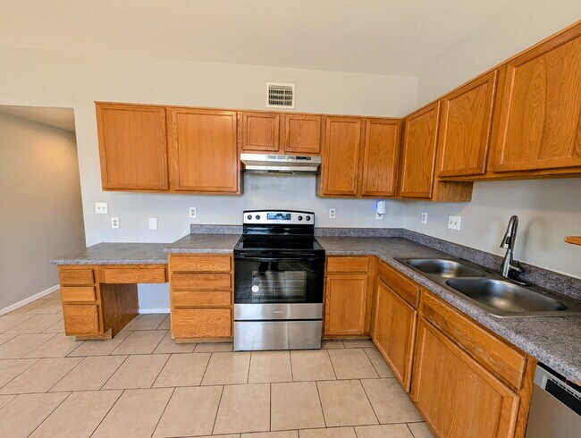 Building Photo - Spacious 2 Bedroom with Private Yard!