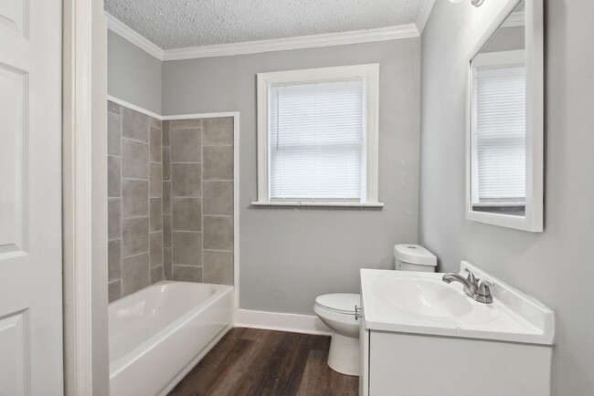 Building Photo - 3BR/2BA Downtown House Walking Distance to...