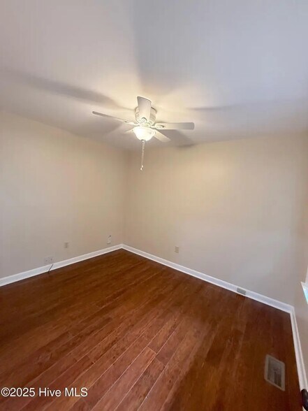 Building Photo - 107 E Baywood Ln