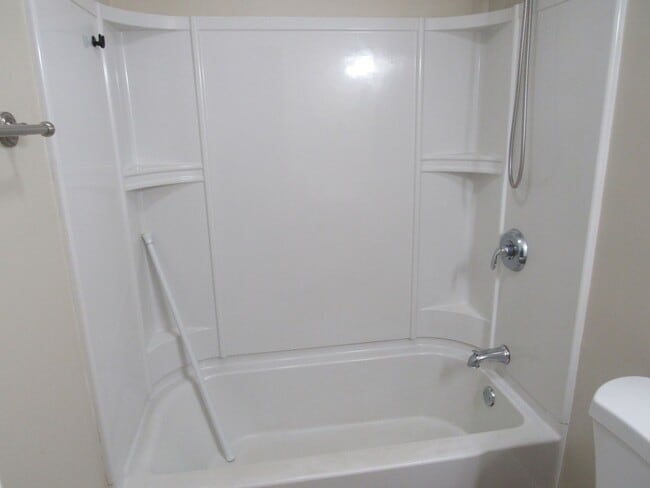Building Photo - Londonderry Garden Condo- Available NOW!