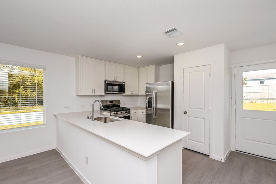 Building Photo - 2740 River Knl Ln