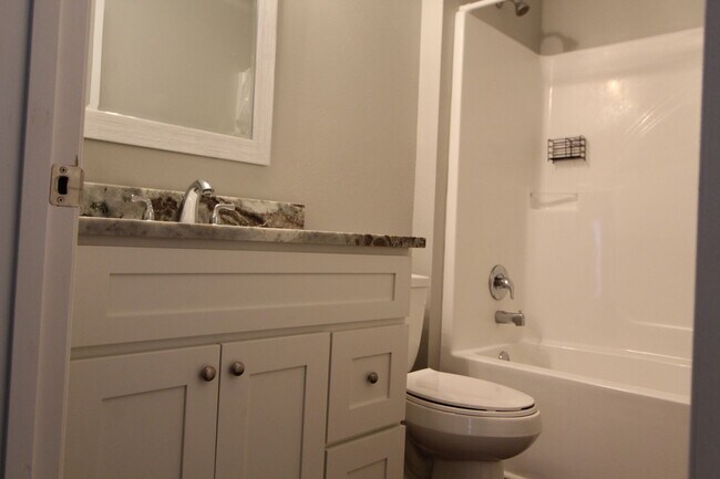 Building Photo - 3 Bedroom in Magnolia Gardens Available Now!