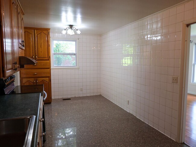 Building Photo - MOVE IN SPECIAL for: 3 Bedroom House Avail...