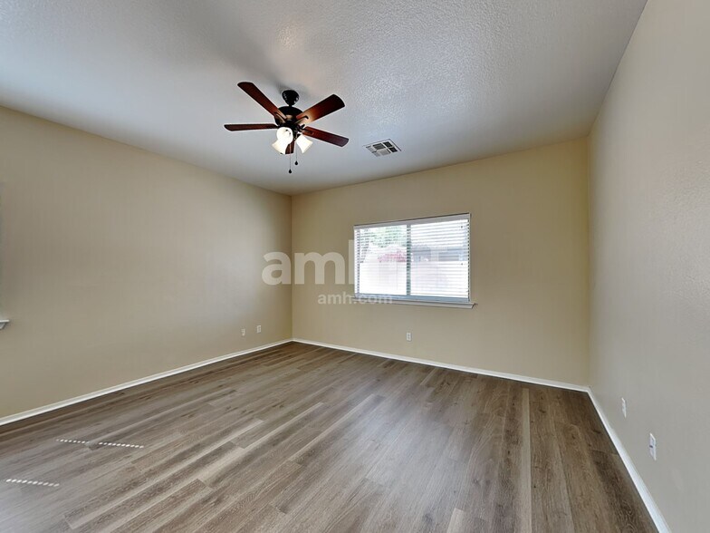 Building Photo - 11852 W Cambridge Ave