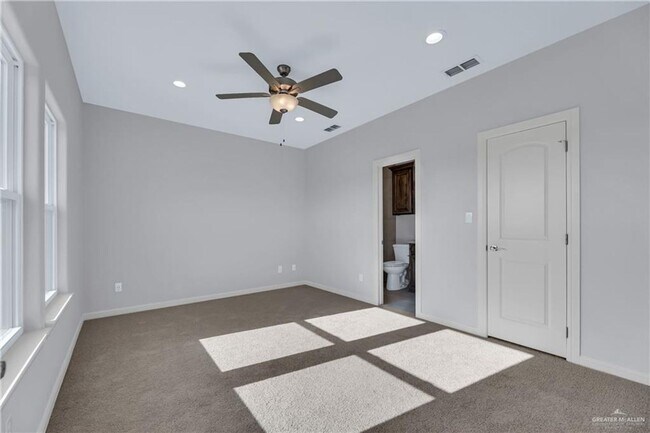 Building Photo - LARGE HOME! 3 BEDROOM!