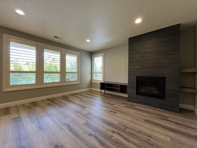 Building Photo - Elegant South Cooper Mountain Home with 4 Bedrooms, Bonus Room, Main-Level Suite & Designer Finishes