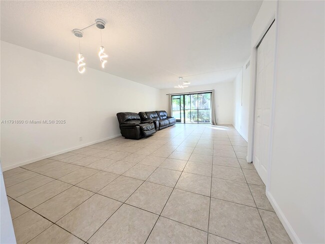 Building Photo - 310 Lakeview Dr