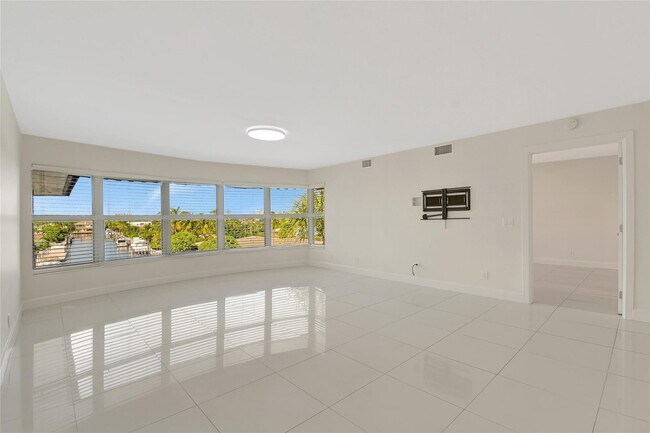 Building Photo - 3121 NE 51st St