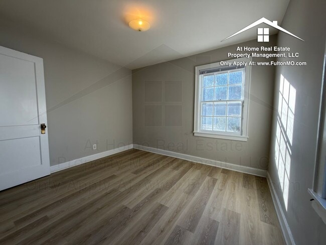 Building Photo - 715-709 W 7th St