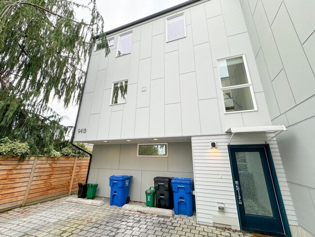 Building Photo - 3Bd/1.75Ba Seattle Townhouse