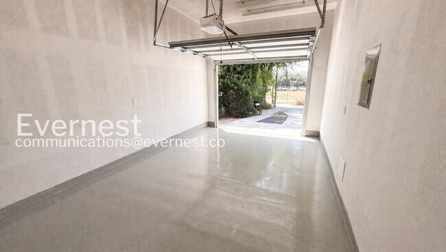 Building Photo - 3 Bed/2.5 Bath Home with Fenced Yard / Pet-Friendly / Available Now!