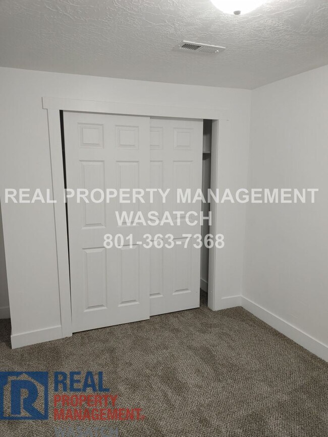 Building Photo - Take a Look at This 4 Bedroom 2 Bathroom H...