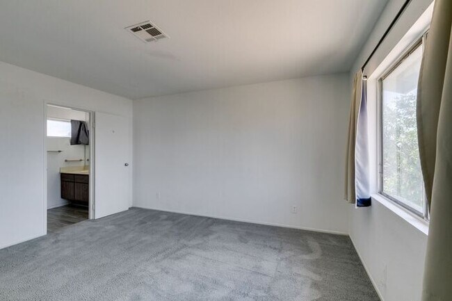 Building Photo - Double Primary Townhome with Spacious Backyard in 89115!