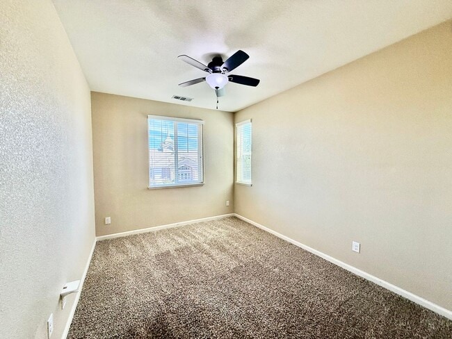Building Photo - Great Home available immediately