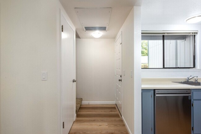 Building Photo - Westland Estates 2 Bedroom 2.5 Bathroom Condo