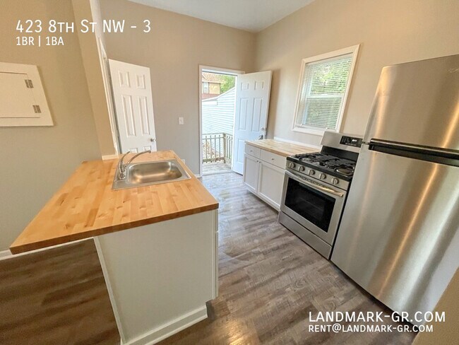 Building Photo - 423 8th St NW