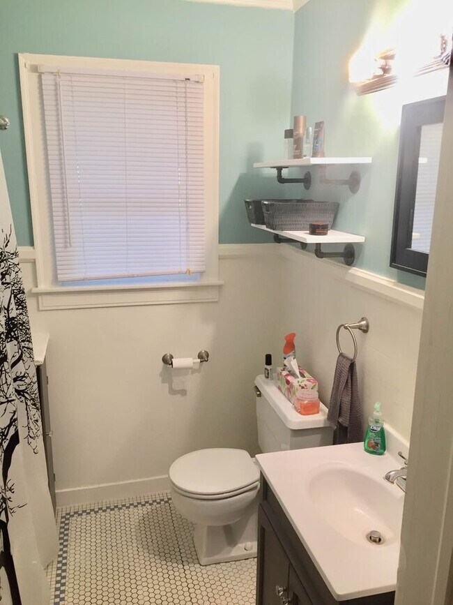 Building Photo - 2230 Riverside Dr NE