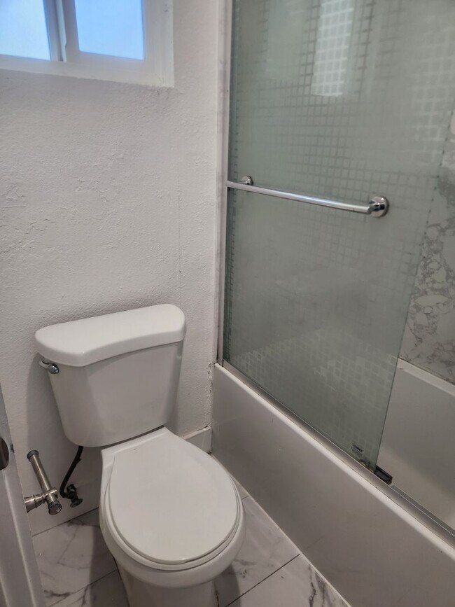 Building Photo - Clean and bright throughout, 2-bedroom, 1.5 Bathroom, two story unit in a great Windsor location!