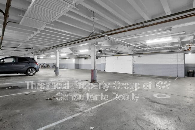Building Photo - 451 E Town St