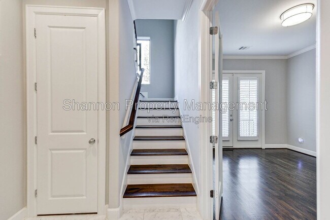 Building Photo - 1215 W 24th St
