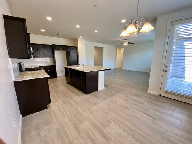 Building Photo - $2,450 Locan & Ashlan 3 Bedroom - Ashlan a...