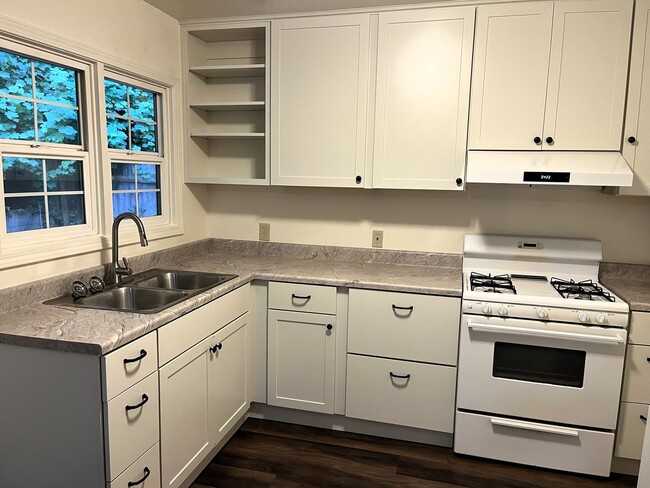 Building Photo - Enjoy Modern Living in this Upgraded home in a wooded area!