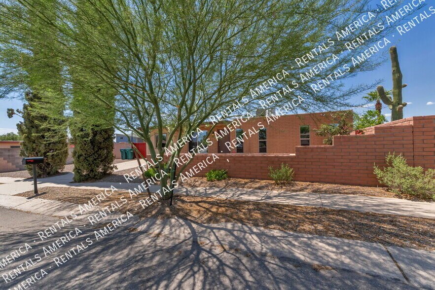 Building Photo - 4000 W Orangewood Dr